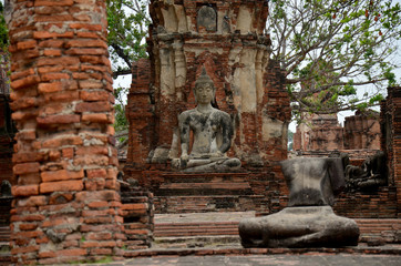 Fototapeta na wymiar Broken buddha statue and ancient building