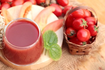 Tomato juice with fresh tomatoes.