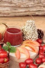 Tomato juice with fresh tomatoes.