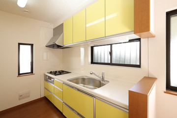 住宅　設備　キッチン　I型　黄色　シンプル小物なし　施工例