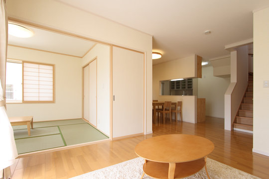 住宅　LDKとキッチン　和室6帖があるイメージ　テーブルあり　施工例