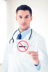 Fototapeta premium male doctor holding no smoking sign