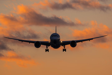 朝焼けと飛行機