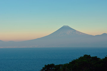 Fototapeta premium 西伊豆から見る初冠雪翌日の洋上の富士山