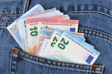 Les billets de banque dans la poche du jeans 