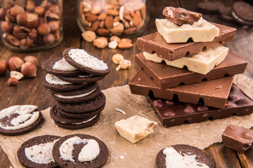 Шоколадное печенье и шоколад с орехами на темной...