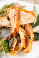 Costine di maiale arrosto con contorno di verdure cotte 