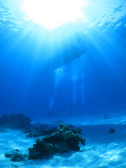 海中から見上げた太陽光の中のボート　沖縄県　阿嘉島