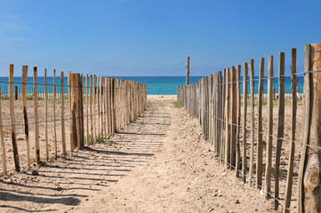  clôture le long d'un sentier menant à la plage - Corse