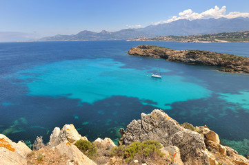 Fototapeta na wymiar paysage du littoral Corse sur mer bleue et turquoise 