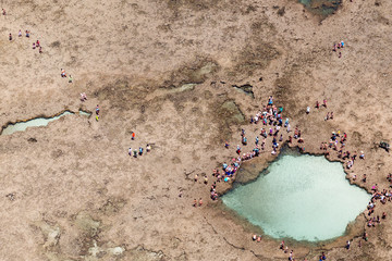 paisagem aérea sobre recifes de corais com atividades aquáticas