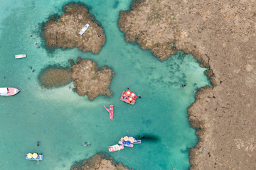 paisagem aérea sobre recifes de corais com atividades aquáticas