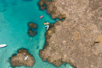 paisagem aérea sobre recifes de corais com atividades aquáticas