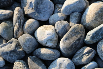 Steine an einem Seeufer