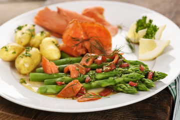 Grüner Spargel mit Sauce Vinaigrette an Räucherlachs