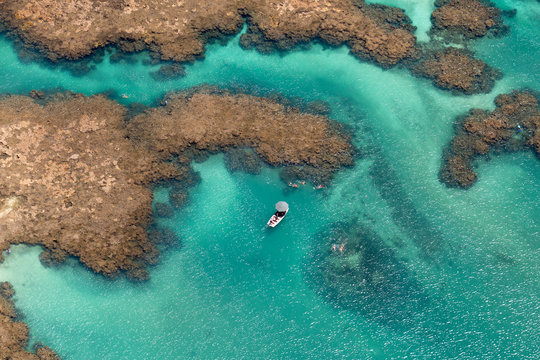Vista aérea de recifes de corais com atividades aquáticas