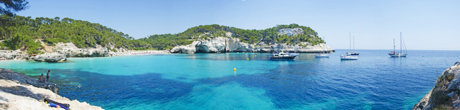 Minorca, isole Baleari, Spagna: la spiaggia di Cala Mitjaneta con Cala Mitjana sullo sfondo il 7 luglio 2013