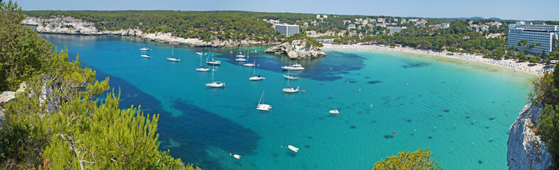 Fototapeta na wymiar Minorca, isole Baleari, Spagna: panoramica della spiaggia di Cala Galdana il 7 luglio 2013