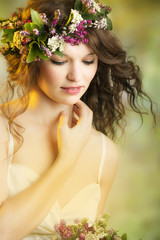 Frau mit Locken und Blumen im Haar