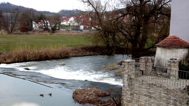 Wasser str&ouml;mt &uuml;ber Stromschnelle