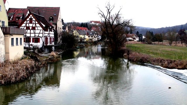 Wasser str&ouml;mt &uuml;ber Stromschnelle