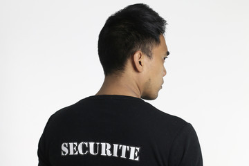 Agent de sécurité posant de dos
