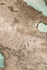 Vista aérea de recifes de corais com atividades aquáticas