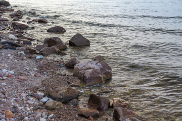 Камни на берегу реки