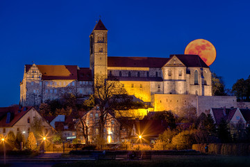 Fototapeta na wymiar Nachtaufnahme Blick auf das Quedlinburger Schloss Stiftskirche