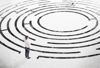 Fototapeta na wymiar Businessman in front of labyrinth
