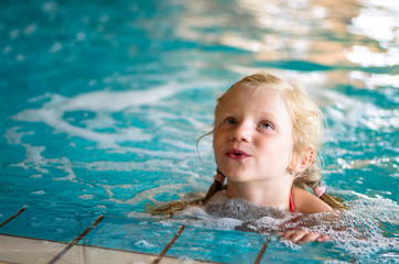 Fototapeta na wymiar kid in the swimming pool