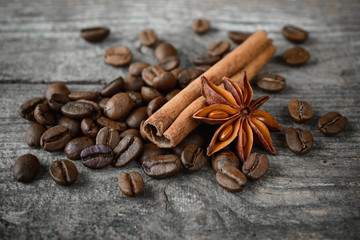Fototapeta na wymiar Kahve çekirdekleri, tarçın ve anason