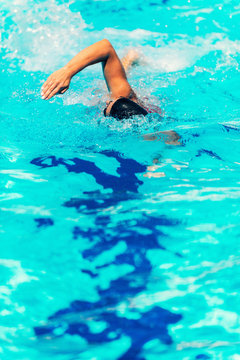 Freestyle Swimming. Swimmer following the line, coming towards the camera
