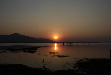 Fototapeta premium beautiful sunset over the lake
