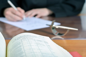 Anwältin arbeitet in ihrer Kanzlei für kommenden Prozess