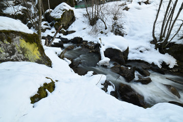 fiume di montagna torrente inverno neve ghiaccio 