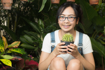 Obraz premium Woman holding a cactus