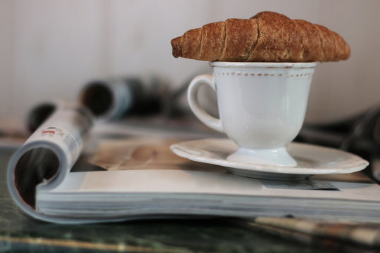 Magazines coffee croissant