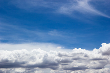 Obraz premium chmury na niebieskim niebie.