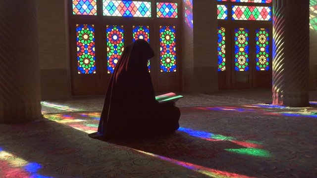 Күтушімен жыныстық қатынасқа түскен ерлі-зайыптылар Порно: Толық әйелді немересі сиқытады