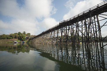 Fototapeta premium THAILAND KANCHANABURI SANGKHLABURI WOODEN BRIDGE