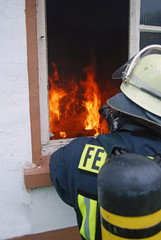 Feuerwehrmann - Brandbekämpfung - Gebäudebrand