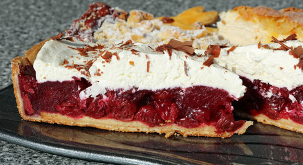 Kirschkuchen mit Sahne