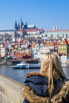 junge Frau blickt auf den Prager Dom