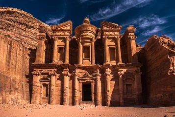 Foto op Canvas Het klooster Ad Deir (El Deir) monumentaal gebouw uitgehouwen in de rots in de oude Jordaanse stad Petra © zinaidasopina112