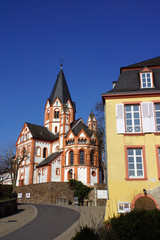 Fototapeta na wymiar katholische Pfarrkirche Sankt Peter und Zehnthof