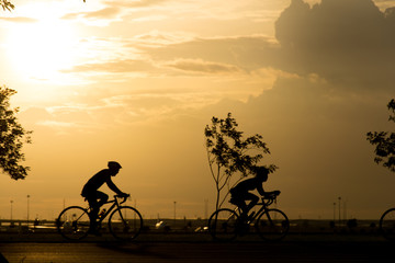 Fototapeta na wymiar silhouette bike on sunset