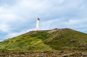 Fototapeta na wymiar Leuchtturm auf einem Hügel
