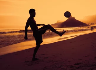 Fotobehang Fussballer am Strand in Rio bei Sonnenuntergang © Daniel Ernst