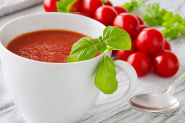 Tomatensuppe mit Basilikum